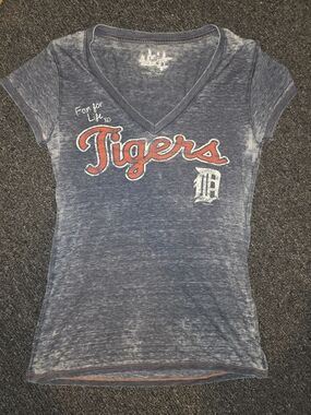 Touch by Alyssa Milano Navy Blue & Orange "Tigers" Short Sleeve V‑Neck Tee